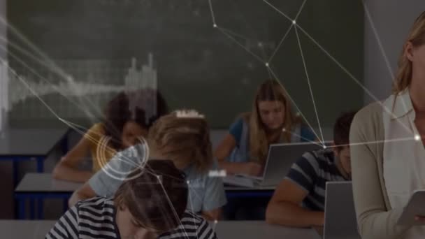 Animering Nätverk Kontakter Över Kvinnliga Lärare Med Surfplatta Och Studenter — Stockvideo