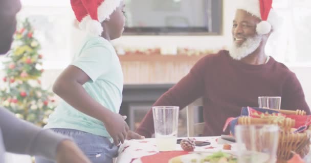 Fröhliches Weihnachtsbanner Gegen Einen Afrikanisch Amerikanischen Jungen Der Seinen Großvater — Stockvideo