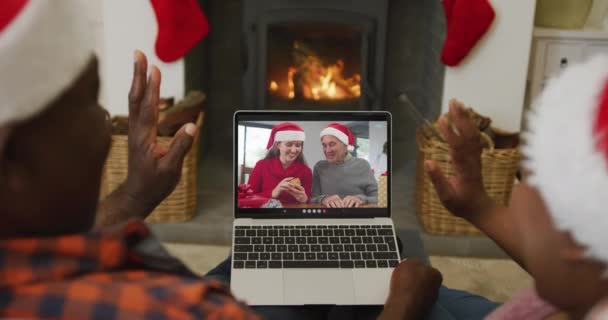 Pareja Afroamericana Con Sombreros Santa Claus Usando Laptop Para Videollamada — Vídeos de Stock