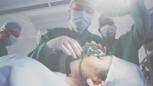 在手术室里通过外科医生与人像联系的网络动画 全球医学 医疗保健服务和连接概念数码视频 — 图库视频影像