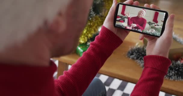 Homme Caucasien Avec Chapeau Père Noël Utilisant Smartphone Pour Appel — Video