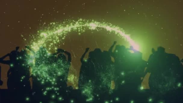 Animation Eines Grünen Feuerwerks Über Tanzender Menge Mit Braunem Hintergrund — Stockvideo