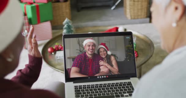 나이많은 친구들 크리스마스 비디오 통화를 흔들고 노트북을 사용하는 모습을 수있다 — 비디오