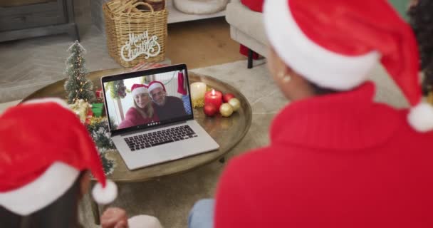 Różnorodna Rodzina Kapeluszami Mikołaja Pomocą Laptopa Boże Narodzenie Rozmowy Wideo — Wideo stockowe