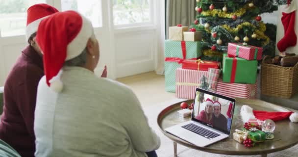 Diversas Amigas Mayores Saludando Utilizando Portátil Para Videollamada Navidad Con — Vídeo de stock