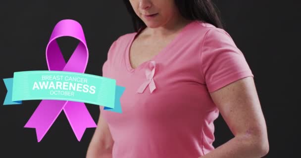 胸にピンクのリボンをつけている女性の中央部に対する乳がんの意識のテキストバナー 乳がんの認知概念は — ストック動画