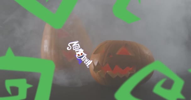 灰色の背景にカボチャの上の煙の効果に対する幸せなハロウィーンのテキストバナー ハロウィンのお祭りとお祝いのコンセプト — ストック動画