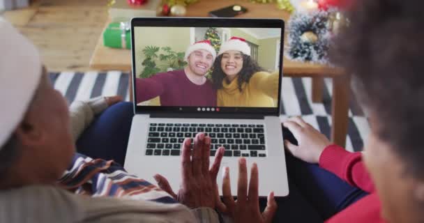 Madre Hija Afroamericanas Usando Laptop Para Videollamada Navidad Con Pareja — Vídeo de stock