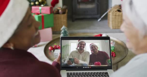 Sorridente Diverse Amiche Anziane Utilizzando Computer Portatile Videochiamata Natale Con — Video Stock