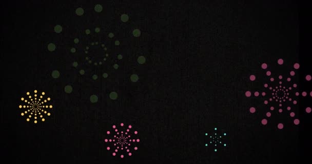 新年のテキストと黒を背景に爆発する複数の色の花火のアニメーション お祝いパーティー伝統季節のイベントコンセプトデジタルで生成されたビデオ — ストック動画