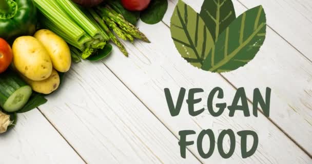 Animação Texto Comida Vegan Verde Com Folhas Sobre Legumes Frescos — Vídeo de Stock