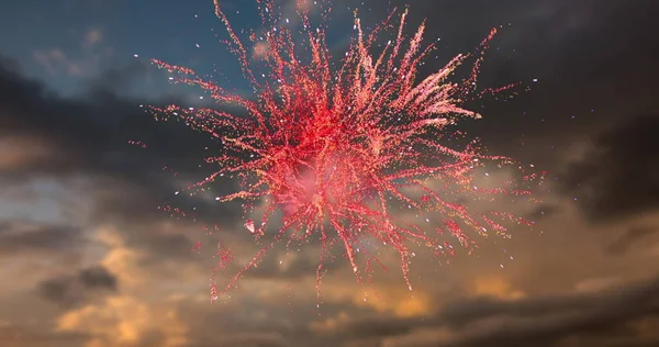 Imagem Digital Fogos Artifício Vermelhos Explodindo Céu Com Nuvens Durante — Fotografia de Stock