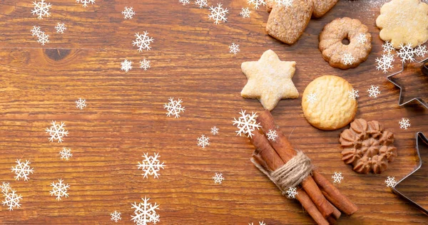 Afbeelding Van Sneeuw Vallen Kerstkoekjes Tafel Kerstmis Winter Traditie Viering — Stockfoto