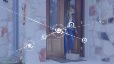 Yüz maskesi olan beyaz bir kadının paket alırken veri işleme animasyonu. covid 19 salgın konsepti dijital olarak oluşturulurken küresel iş, bağlantılar ve dijital arayüz.