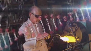 Laboratuvarda çalışan beyaz erkek bilim adamı üzerindeki DNA iplikçiklerinin ve bağlantı ağlarının animasyonu. küresel bilim ve teknoloji konsepti dijital olarak üretilen video.