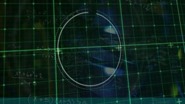 Siyah zemin üzerinde dönen sarmal ve denklemlerle yeşil ızgara ve dairesel tarayıcının animasyonu. küresel bilim, eğitim ve araştırma teknolojisi konsepti dijital olarak oluşturulmuş video.