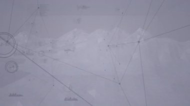 Dönen dağların üzerindeki bağlantı ağlarının animasyonu. küresel ağlar ve bağlantılar konsepti dijital olarak oluşturulmuş video.