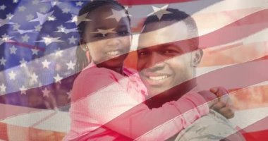 Amerikan bayrağının animasyonu, gülümseyen Afro-Amerikan asker babasının kızını tutması üzerine. Vatanseverlik, bağımsızlık ve kutlama konsepti dijital olarak oluşturulmuş video.