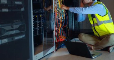 Akıllı telefon ve dizüstü bilgisayar kontrol sunucusu kullanan Asyalı mühendisin videosu. küresel teknoloji, veri işleme ve bağlantı kavramı.