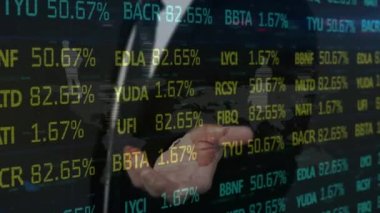 İş adamı, insan simgeleri ve finansal veri işleme üzerine iş yönetimi metninin animasyonu. küresel iş iletişimi teknolojisi ve dijital arayüz kavramı, dijital olarak oluşturulmuş video.