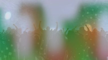 Gri dumanla dans eden kalabalığın üzerine yeşil ve beyaz karelerin animasyonu. kutlama, parti, müzik ve olay konsepti dijital olarak oluşturulmuş video.