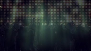 Sahne ışıkları ve konfeti animasyonu yanıp sönen ışık duvarıyla dans eden kalabalığın üzerinde. kutlama, parti, müzik ve olay konsepti dijital olarak oluşturulmuş video.