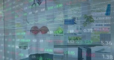 Steteskoplu erkek doktorla ilgili veri işleme ve istatistiklerin animasyonu. tıp, dijital arayüz ve veri işleme kavramı dijital olarak oluşturulmuş video.