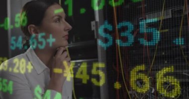 Bilgisayar sunucularını kontrol eden beyaz kadın mühendis üzerinde veri işleme animasyonu. veri işleme, bulut hesaplama konsepti ve teknoloji konsepti dijital olarak oluşturulmuş video.