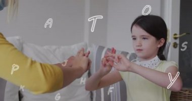 Beyaz kadın ve kızının işaret dili kullanarak yüz maskesi taktığı harflerin animasyonu. Evde aile zamanı covid 19 salgını sırasında dijital olarak üretilen video.