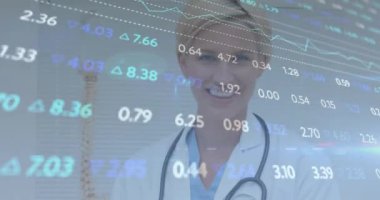 Steteskoplu kadın doktorla ilgili veri işleme ve istatistiklerin animasyonu. tıp, dijital arayüz ve veri işleme kavramı dijital olarak oluşturulmuş video.