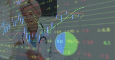 Steteskoplu kadın doktorla ilgili veri işleme ve istatistiklerin animasyonu. tıp, dijital arayüz ve veri işleme kavramı dijital olarak oluşturulmuş video.