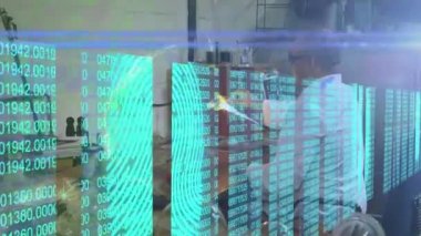 Laboratuvarda çalışan çift ırklı erkek bilim adamının dijital beyin ve veri işleme animasyonu. küresel bilim ve teknoloji konsepti dijital olarak üretilen video.