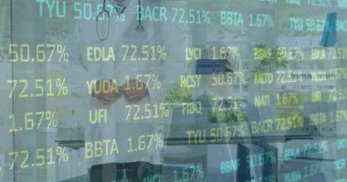 Steteskoplu bir erkek doktor üzerinde veri işleme animasyonu. tıp, dijital arayüz ve veri işleme kavramı dijital olarak oluşturulmuş video.