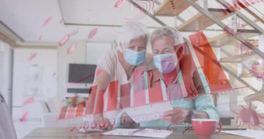 Yüz maskesi takmış yaşlı bir çift için Coperid 19 hücre ve istatistik animasyonu. küresel covid 19 salgın konsepti dijital olarak oluşturulmuş video.