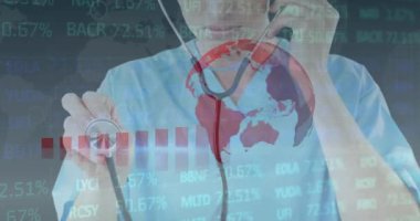 Steteskoplu kadın doktorla ilgili veri işleme ve istatistiklerin animasyonu. tıp, dijital arayüz ve veri işleme kavramı dijital olarak oluşturulmuş video.