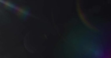 Beyaz ışığın ışınla canlandırılması ve karanlık arka planda prizmatik mercek parlaması. elektrik, ışık teknolojisi, iletişim ve bilim araştırma konsepti dijital olarak oluşturulmuş video.