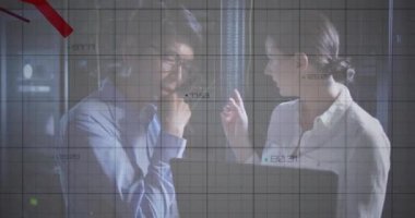 Kırmızı çizgilerin çeşitli erkek ve kadınların üzerinde animasyonu bilgisayar sunucusuyla dizüstü bilgisayar mühendisliği yapıyor. veri işleme, bulut hesaplama konsepti ve teknoloji konsepti dijital olarak oluşturulmuş video.