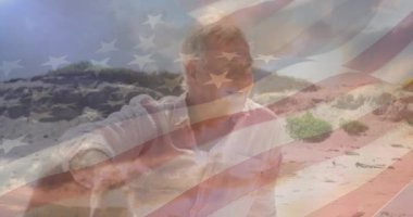 Amerika Birleşik Devletleri bayrağı üzerinde kumsalda oturan gülümseyen kıdemli beyaz adamın animasyonu. Amerikan vatanseverliği, tatil ve emeklilik konsepti dijital olarak oluşturulmuş video.