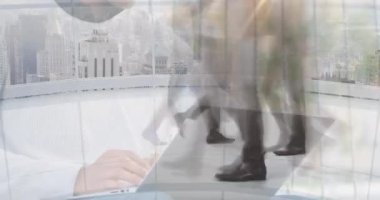 Dizüstü bilgisayarda çalışan bir adamın animasyonu modern binada yürüyen banliyö çalışanlarını hızlandırdı. iş ve iletişim teknolojisi kavramı dijital olarak oluşturulmuş video.