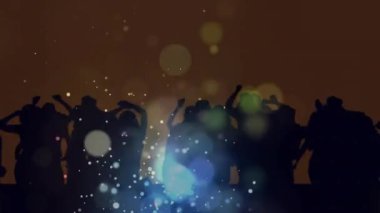 Dans eden kalabalığın üzerinde mavi ve yeşil Bokeh ışıklarının ve parlayan parçacıkların animasyonu. kutlama, parti, müzik ve olay konsepti dijital olarak oluşturulmuş video.