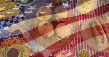 Amerika Birleşik Devletleri bayrağının canlandırılması bayram atıştırmalıkları, sosisliler ve burgerlerin üzerinden geçiyor. Vatanseverlik, bağımsızlık ve kutlama konsepti dijital olarak oluşturulmuş video.