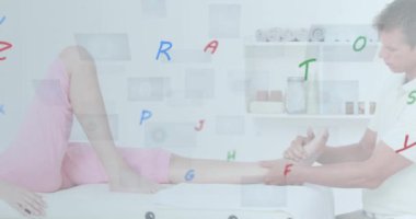 Hastanın erkek fizyoterapisti üzerindeki ekranlarda değişen harflerin animasyonu. tıp, dijital arayüz ve veri işleme kavramı dijital olarak oluşturulmuş video.