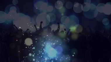 Dans eden kalabalığın üzerinde yeşil ve mavi ışık lekeleri, spot ışıklarıyla. kutlama, parti, müzik ve olay konsepti dijital olarak oluşturulmuş video.