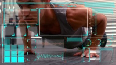 Beyaz adamın egzersiz yaptığı ekranlardaki veri işleme animasyonları. global spor, dijital arayüz ve veri işleme kavramı dijital olarak oluşturulmuş video.