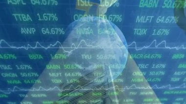 Rüzgâr türbini üzerinde finansal veri işleme ve küre animasyonu. küresel iklim değişikliği, sürdürülebilirlik ve rüzgar enerjisi konsepti dijital olarak oluşturulmuş video.