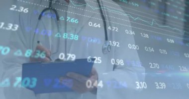 Steteskoplu erkek doktorla ilgili veri işleme ve istatistiklerin animasyonu. tıp, dijital arayüz ve veri işleme kavramı dijital olarak oluşturulmuş video.