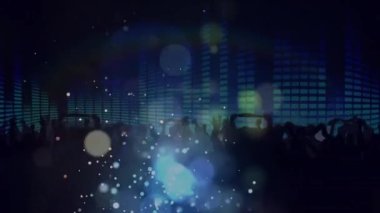 Yanıp sönen ışıklardan oluşan bir duvarla dans eden kalabalığın üzerinde yeşil ve mavi noktaların canlandırması. kutlama, parti, müzik ve olay konsepti dijital olarak oluşturulmuş video.