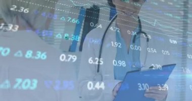 Veri işleme ve hasta ile kadın doktor istatistiklerinin animasyonu. tıp, dijital arayüz ve veri işleme kavramı dijital olarak oluşturulmuş video.