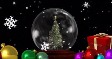 Kar küresindeki Noel ağacının üzerine düşen kar tanelerinin animasyonu, hediye ve süslemeler. Noel, gelenek ve kutlama konsepti dijital olarak oluşturuldu.