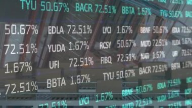 Arka plandaki taşıma bantlarındaki karton kutuların üzerinde finansal veri işleme animasyonu. küresel sevkiyat, dağıtım, çevrimiçi alışveriş ve bağlantılar konsepti dijital olarak oluşturulmuş video.